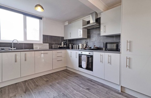 Crays Hill Maison | Newly Refurbished 3BR House Basildon With Garden - Trisport Table & Netflix
