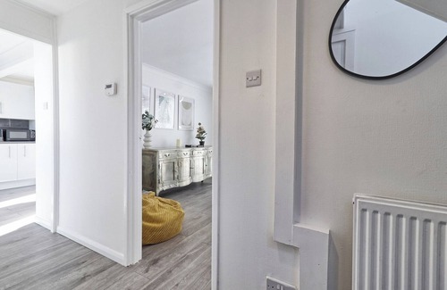 Crays Hill Maison | Newly Refurbished 3BR House Basildon With Garden - Trisport Table & Netflix