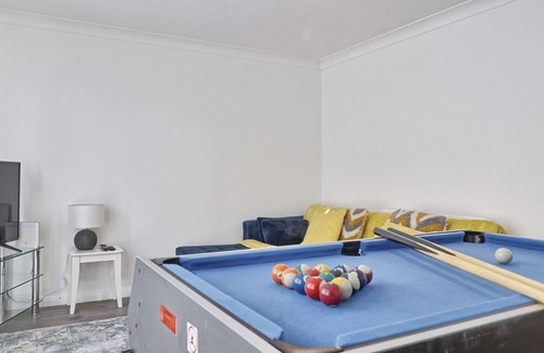 Crays Hill Maison | Newly Refurbished 3BR House Basildon With Garden - Trisport Table & Netflix