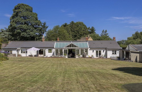 Cheltenham Cottage | Beautifully presented spacious holiday cottage - Gardeners Cottage