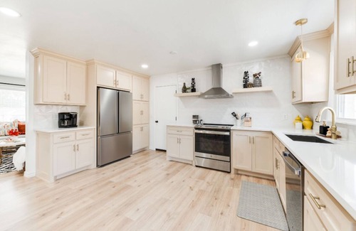 Springdale Maison | Beautifully Remodeled-Newly Furnished-Cozy, Colorful & Eclectic Home in N OKC!