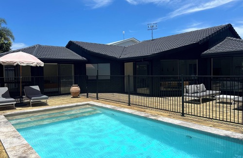 Burleigh Waters Appartement | Beautifully renovated four-bedroom, two-bathroom home in Burleigh Heads!
