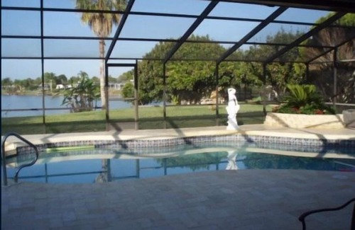 Regency Park Maison | Magnifiquement rénové Lakeside Home prêt pour vous et votre famille.