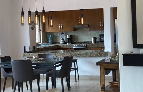 San Antonio Tlayacapan Maison | Beautifully Renovated 2 Bedroom. Great Location- Walk to everything.