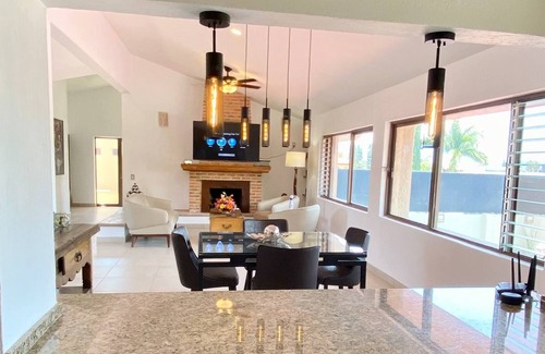 San Antonio Tlayacapan Maison | Beautifully Renovated 2 Bedroom. Great Location- Walk to everything.