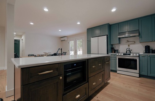 Oak Hill Maison | Beautifully Renovated Family-Friendly Retreat on 5 Acres