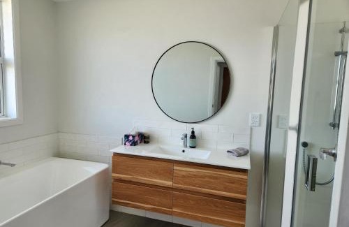 Blenheim Maison | Beautifully renovated townhouse, easy walk to CBD