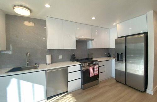 Sharp Park Copropriété | New Sunny Coastal Retreat: Backyard, Sand Steps