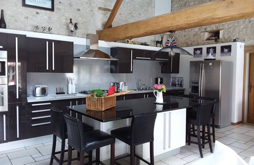 Expiremont Maison | Maison charentaise magnifiquement restaurée avec piscine privée et vue imprenable