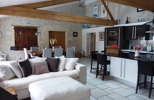 Expiremont Maison | Maison charentaise magnifiquement restaurée avec piscine privée et vue imprenable