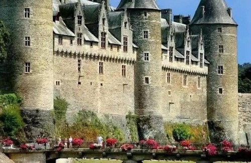 Josselin Maison | Beautifully restored cottage with swimming pool and hot tub with magnificent views