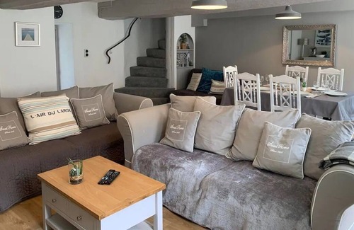 Josselin Maison | Beautifully restored cottage with swimming pool and hot tub with magnificent views