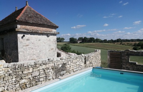 Puylaroque Maison | Beautifully restored farmhouse with spacious rooms and exceptional views.