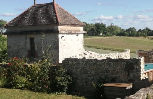 Puylaroque Maison | Beautifully restored farmhouse with spacious rooms and exceptional views.