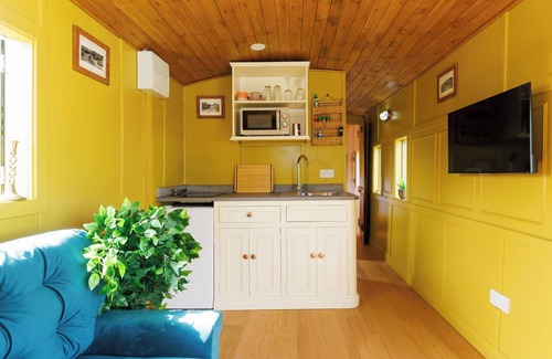 Birdham Maison | Beautifully Restored WW2 Carriage - Sleeps 6