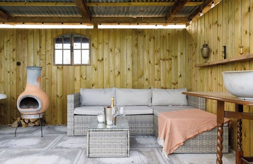 Birdham Maison | Beautifully Restored WW2 Carriage - Sleeps 6