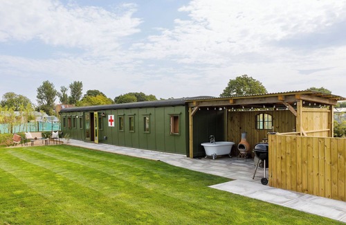 Birdham Maison | Beautifully Restored WW2 Carriage - Sleeps 6