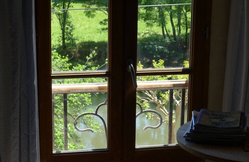 Cabrerets Villa | Magnifiquement restaurée, grande villa française sur les rives de la rivière Cele.