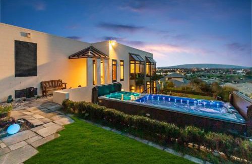 Te Awamutu Maison | Beauty with Panoramic Views of Mount Pirongia