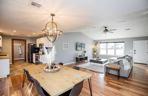 Beaver Shores Maison | Beaver Lake Getaway-15 min from downtown Rogers with HOT TUB!