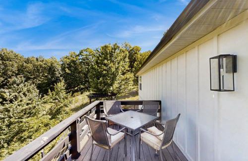 Rogers Maison | Beaver Lake Pool House