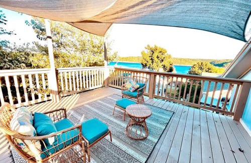 Beaver Shores Maison | Beaver Lake Studio - King size bed and lake view