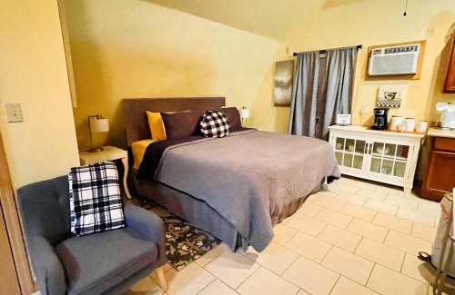 Beaver Shores Maison | Beaver Lake Studio - King size bed and lake view