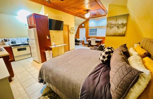 Beaver Shores Maison | Beaver Lake Studio - King size bed and lake view