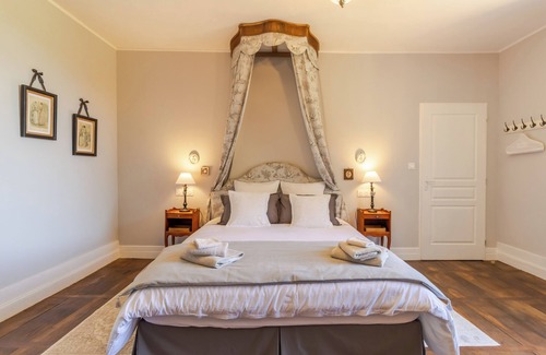 Savignac-les-Eglises Lit Et Petit-Déjeuner | Bed and Breakfast 'La Romantique' with Shared Terrace, Shared Garden and Wi-Fi