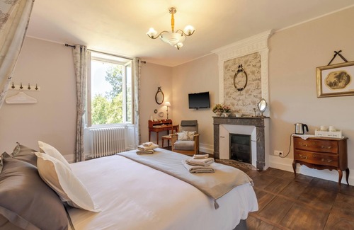 Savignac-les-Eglises Lit Et Petit-Déjeuner | Bed and Breakfast 'La Romantique' with Shared Terrace, Shared Garden and Wi-Fi