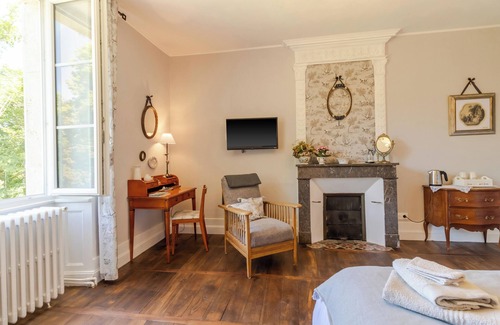 Savignac-les-Eglises Lit Et Petit-Déjeuner | Bed and Breakfast 'La Romantique' with Shared Terrace, Shared Garden and Wi-Fi
