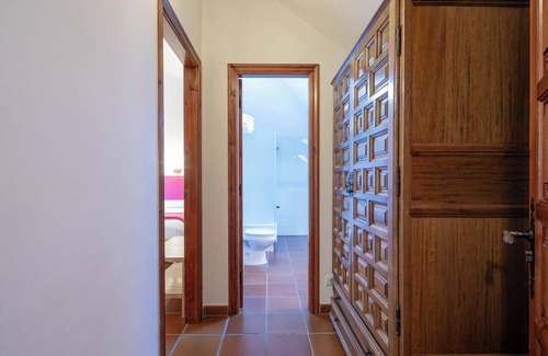 Areas Lit Et Petit-Déjeuner | Bed and Breakfast 'Casa Rectoral Habitacion Triple 1' with Mountain View, Shared Pool and Wi-Fi