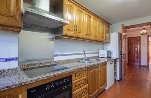 Areas Lit Et Petit-Déjeuner | Bed and Breakfast 'Casa Rectoral Habitacion Triple 1' with Mountain View, Shared Pool and Wi-Fi