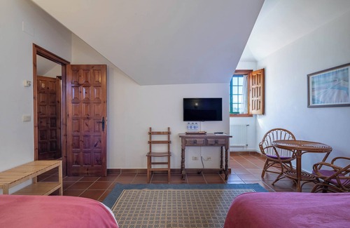 Areas Lit Et Petit-Déjeuner | Bed and Breakfast 'Casa Rectoral Habitacion Triple 1' with Mountain View, Shared Pool and Wi-Fi