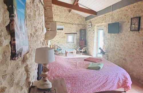 Mazeres Lit Et Petit-Déjeuner | Chambre d'hôtes 'Chambre D'hôtes De La Hulotte' avec piscine partagée, Wi-Fi et climatisation