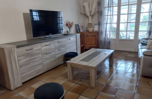 Plogoff Lit Et Petit-Déjeuner | Bed and Breakfast 'Chambre Les Hortensias' with Sea View, Private Terrace and Wi-Fi
