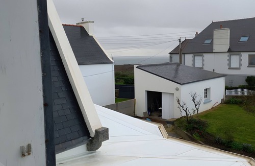 Plogoff Lit Et Petit-Déjeuner | Bed and Breakfast 'Chambre Les Hortensias' with Sea View, Private Terrace and Wi-Fi
