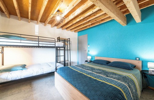Moye Maison | Chambre d'hôte la chambre Bleue avec vue sur les montagnes, terrasse privée et jardin partagé