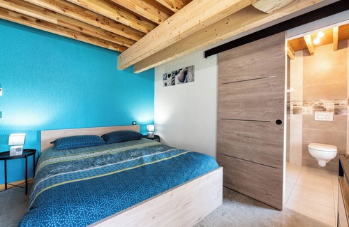 Moye Maison | Chambre d'hôte la chambre Bleue avec vue sur les montagnes, terrasse privée et jardin partagé