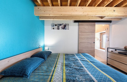 Moye Maison | Chambre d'hôte la chambre Bleue avec vue sur les montagnes, terrasse privée et jardin partagé