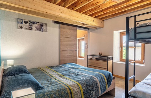Moye Maison | Chambre d'hôte la chambre Bleue avec vue sur les montagnes, terrasse privée et jardin partagé