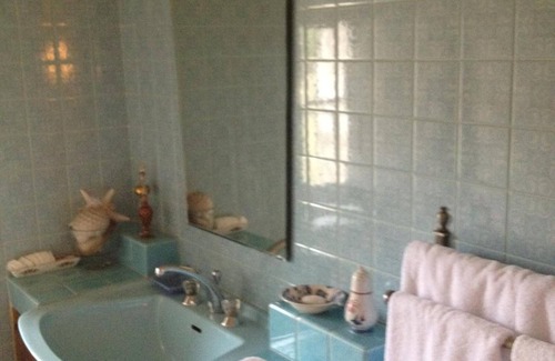 Brignoles Lit Et Petit-Déjeuner | Bed and Breakfast 'Familiale' with Mountain View, Shared Pool and Wi-Fi