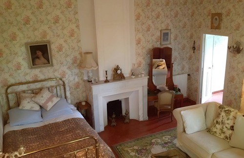 Brignoles Lit Et Petit-Déjeuner | Bed and Breakfast 'Familiale' with Mountain View, Shared Pool and Wi-Fi