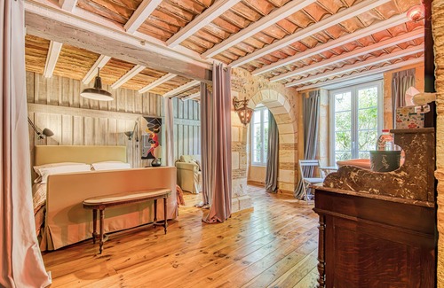 Noaillan Lit Et Petit-Déjeuner | Bed and Breakfast 'L'orée De Lansot - Chambre Romance' with Shared Terrace, Shared Garden and Wi-Fi