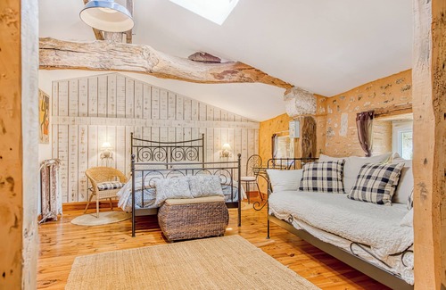 Noaillan Lit Et Petit-Déjeuner | Bed and Breakfast 'L'orée De Lansot - Chambre Mansarde' with Shared Terrace, Shared Garden and Wi-Fi