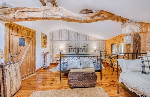 Noaillan Lit Et Petit-Déjeuner | Bed and Breakfast 'L'orée De Lansot - Chambre Mansarde' with Shared Terrace, Shared Garden and Wi-Fi