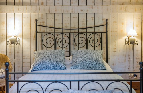 Noaillan Lit Et Petit-Déjeuner | Bed and Breakfast 'L'orée De Lansot - Chambre Mansarde' with Shared Terrace, Shared Garden and Wi-Fi