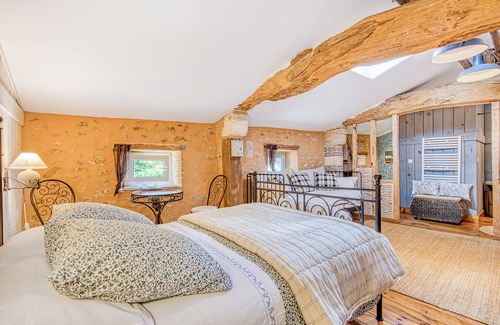 Noaillan Lit Et Petit-Déjeuner | Bed and Breakfast 'L'orée De Lansot - Chambre Mansarde' with Shared Terrace, Shared Garden and Wi-Fi