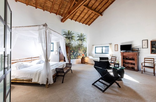 Bazas Lit Et Petit-Déjeuner | Bed and Breakfast 'Le Palmier Exotique' with Shared Pool, Shared Terrace, and Wi-Fi
