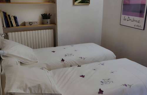 Queige Lit Et Petit-Déjeuner | Bed and Breakfast 'Les Glairots - Chambre Provençale' with Mountain View, Shared Terrace and Wi-Fi